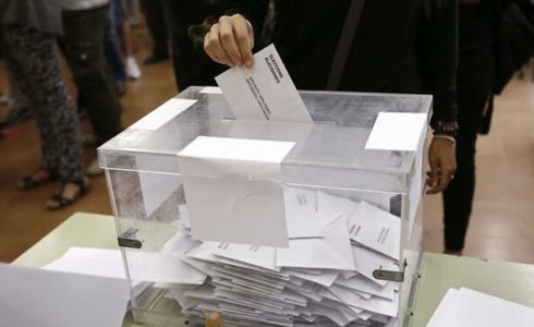 Imagen de una urna en un colegio electoral de Barcelona. EFE/Archivo